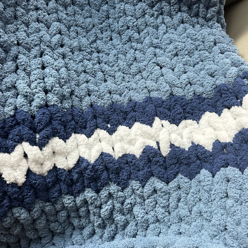Beautiful chunky blanket in blues and white - Picture 2 of 2